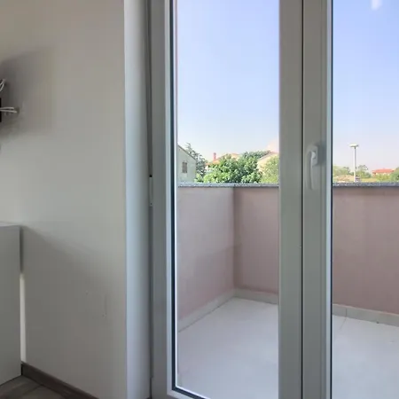 Charming Enjoy With Private Pool In Πούλα