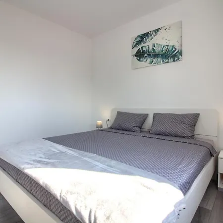 Charming Enjoy With Private Pool In Πούλα