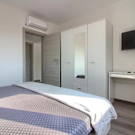 Charming Enjoy With Private Pool In Πούλα