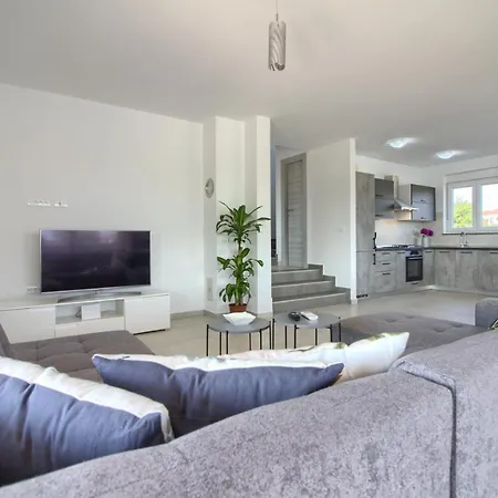 Charming Enjoy With Private Pool In Πούλα