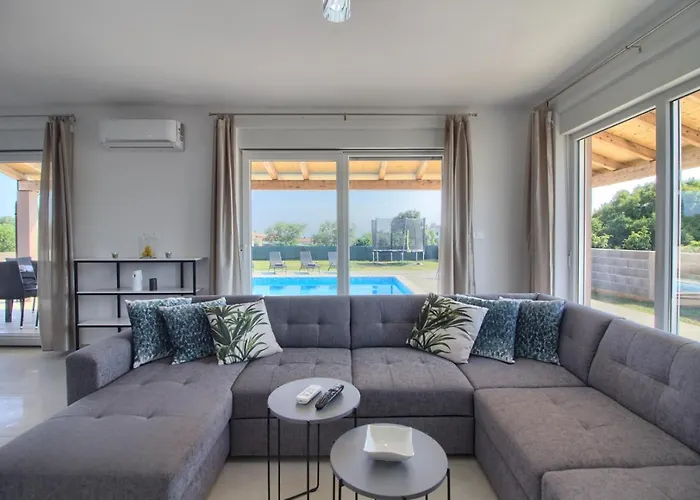 Villa Charming Enjoy With Private Pool In Póla