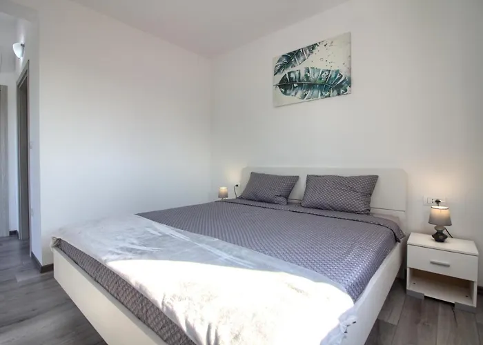 Charming Enjoy With Private Pool In Пула