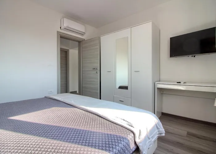 Charming Enjoy With Private Pool In Póla