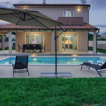 Charming Enjoy With Private Pool In 빌라 *