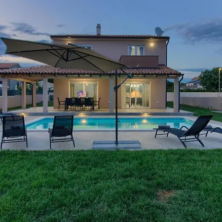 Charming Enjoy With Private Pool In Βίλα