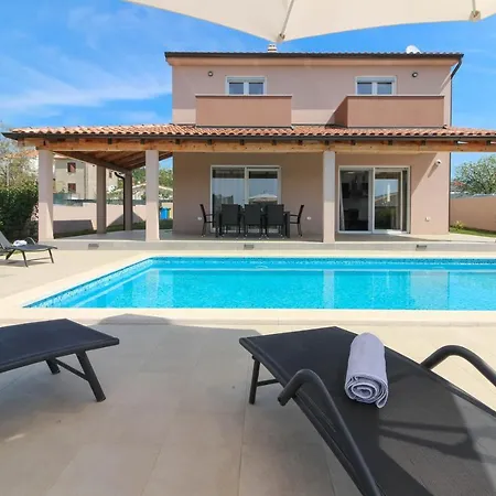 Charming Enjoy With Private Pool In Βίλα Πούλα