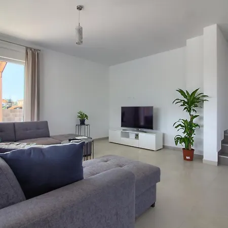 Charming Enjoy With Private Pool In Villa Pula