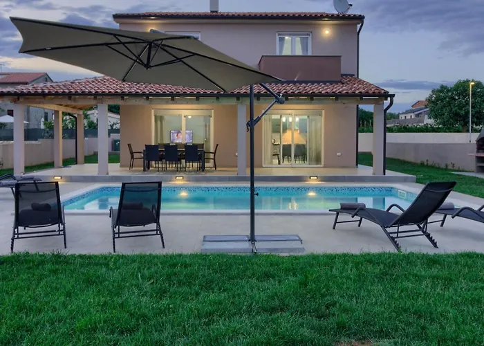 Charming Enjoy With Private Pool In Villa *