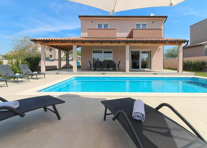 Charming Enjoy With Private Pool In Villa Pula