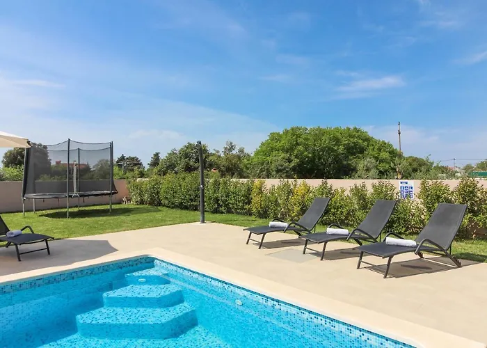 Charming Enjoy With Private Pool In Villa Pula